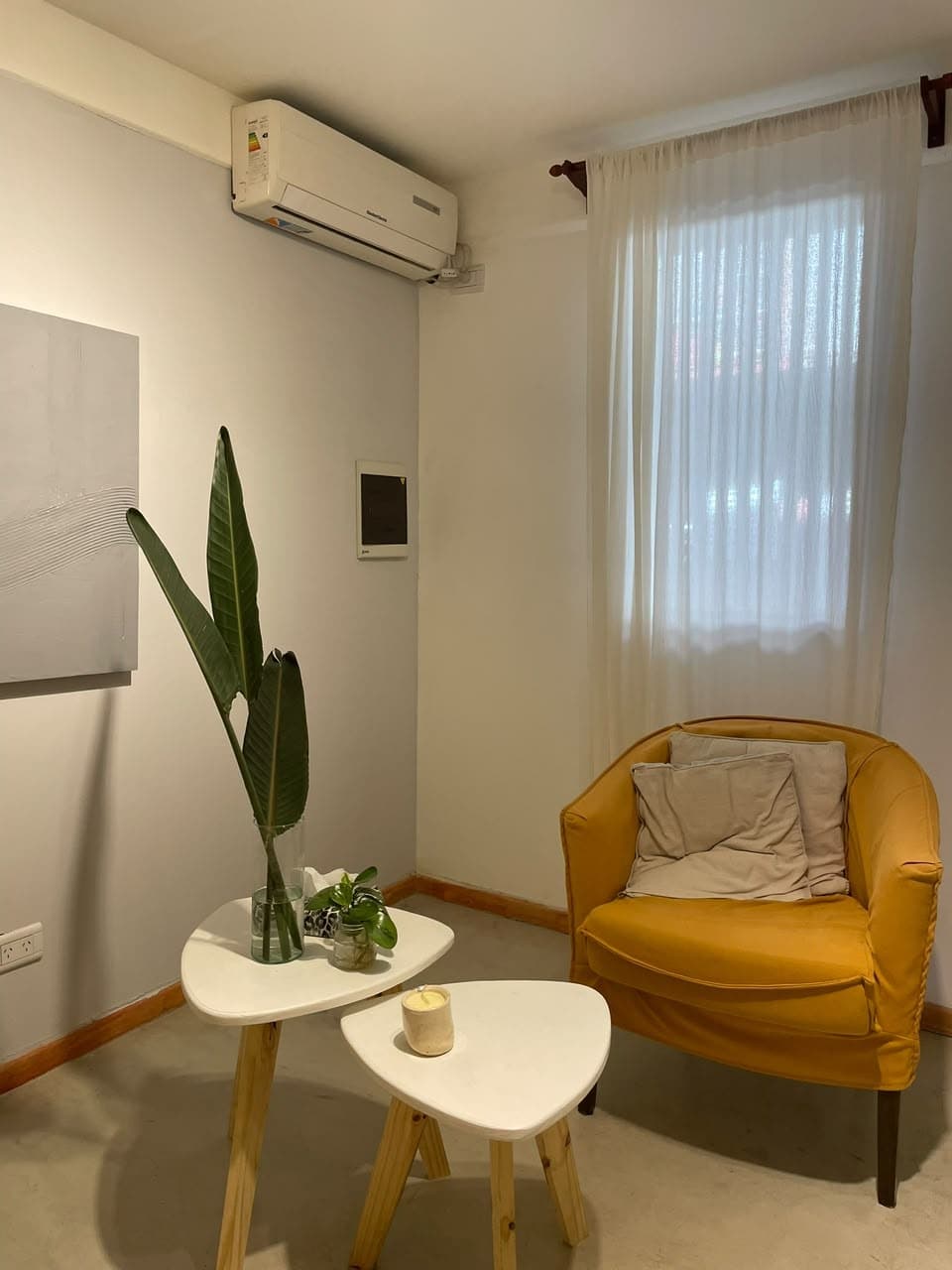 El consultorio de Magalí: un sillón mostaza, una mesa baja y una planta